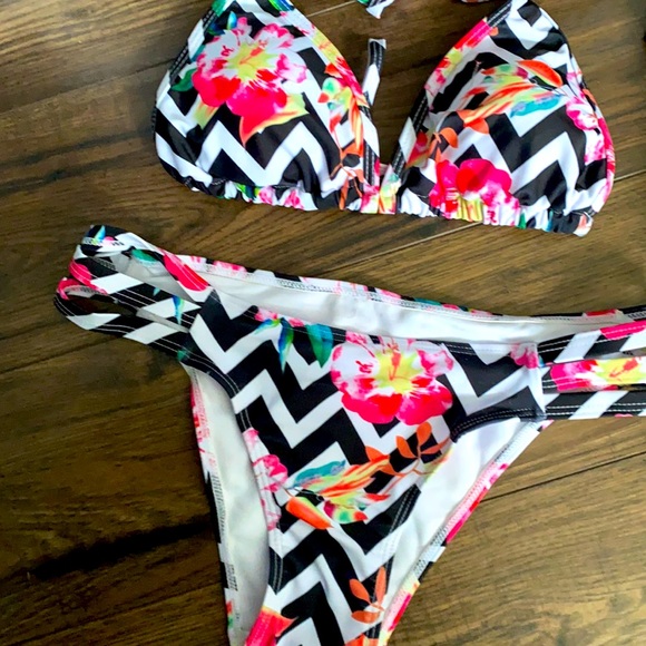 Bikini - Picture 1 of 3